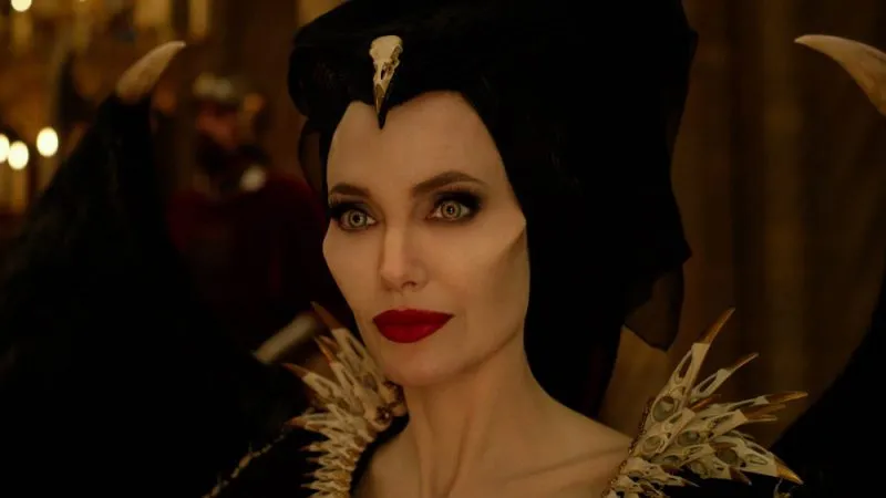 アンジェリーナ・ジョリーは、邪悪な大会の愛人の中でマレフィセントに変身します