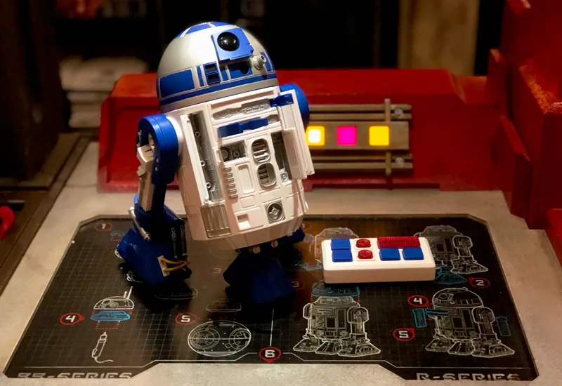 Disney World's Galaxy's Edgeでドロイドがどのように構築されているかをご覧ください！