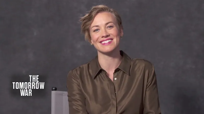 Yvonne Strahovskiは、明日の戦争の感情的なシーンについて議論しています