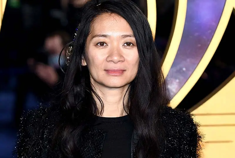ChloéZhaoは、Instagramで今後のDracula Filmをからかいます