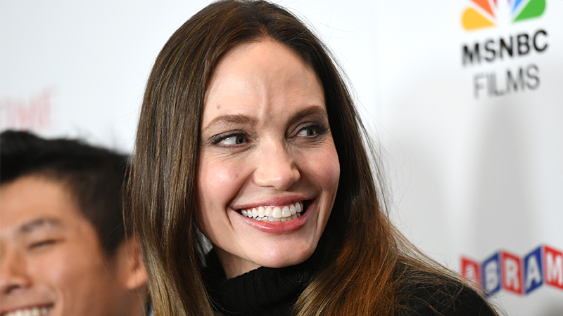 アンジェリーナ・ジョリー、サルマ・ハエックとデミアン・ビチルのドラマ映画監督に