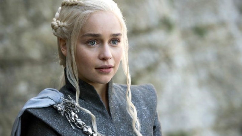 エミリア・クラークは、Daenerysに基づいた潜在的なGame of Thronesのスピンオフシリーズについて議論します