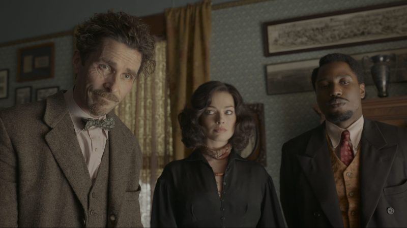 Margot Robbieは、警察がアムステルダムの生産を閉鎖していると語っています