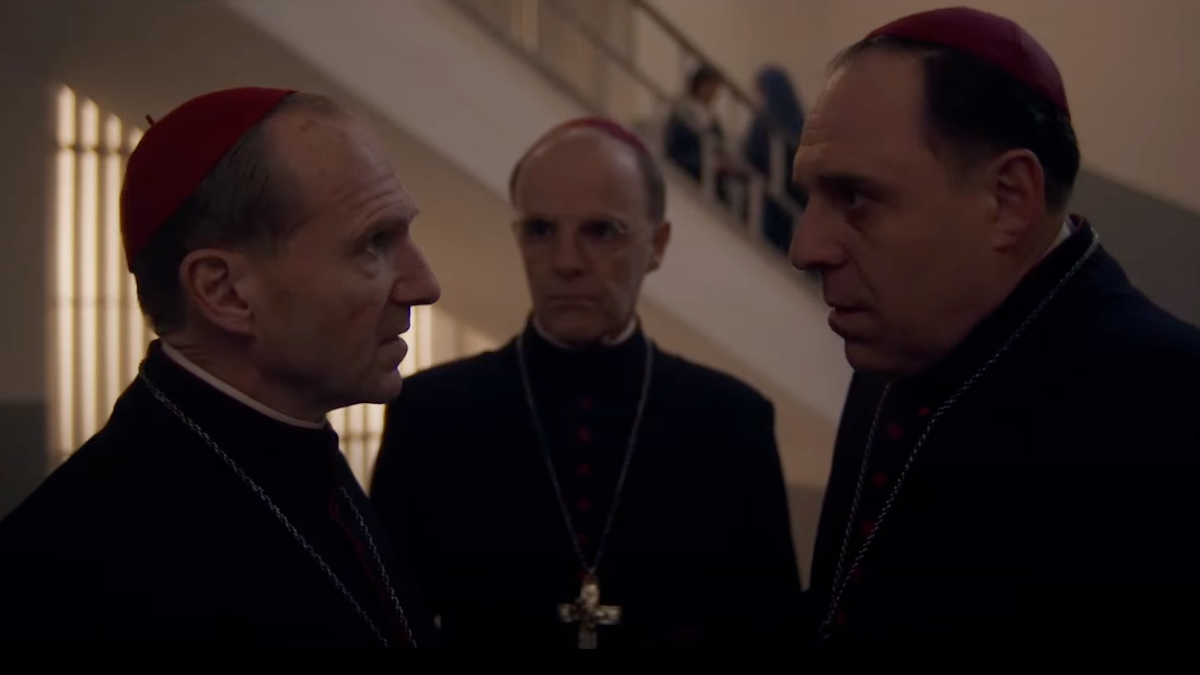 Conclave4Kレビュー：Ralph Fiennes Papal StrillerはRewatchでさらに優れています